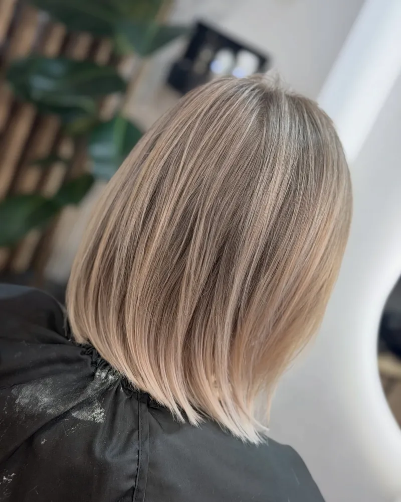 Beżowy blond do ramion po koloryzacji, widok z tyłu