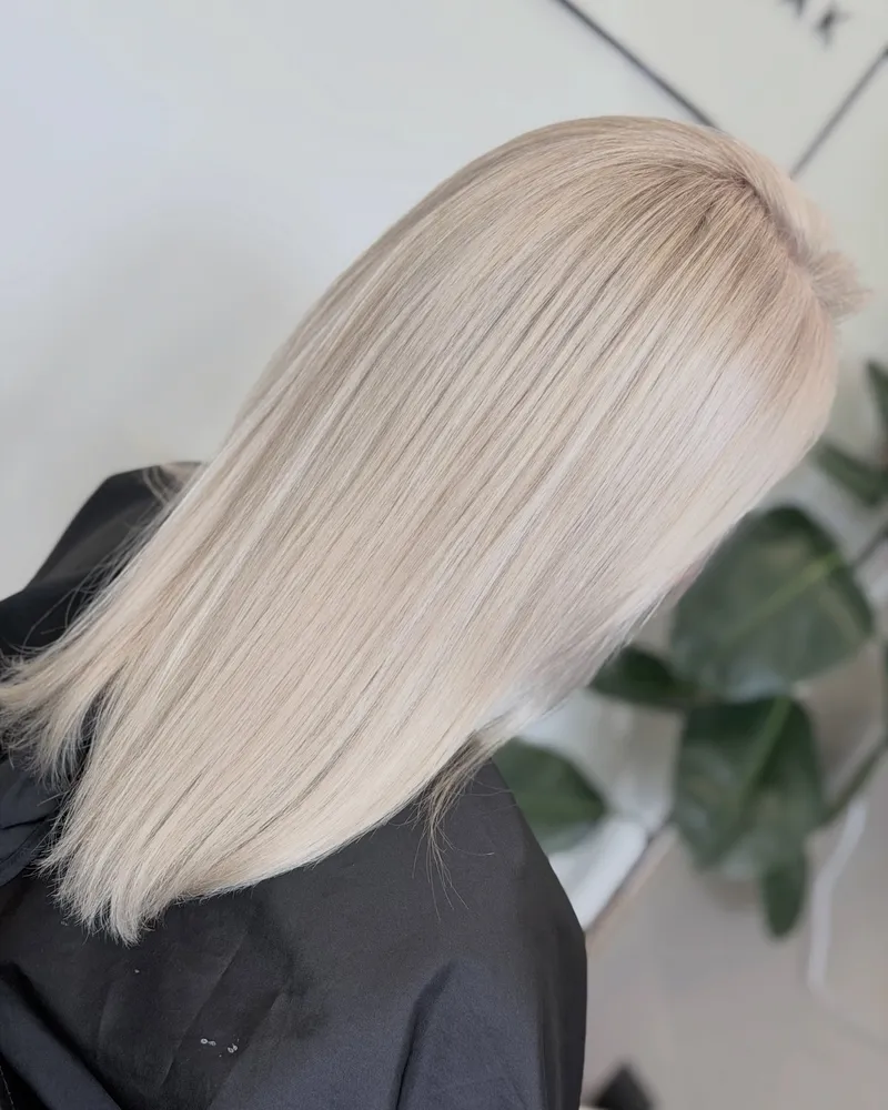 Chłodny jasny blond do ramion, widok z tyłu