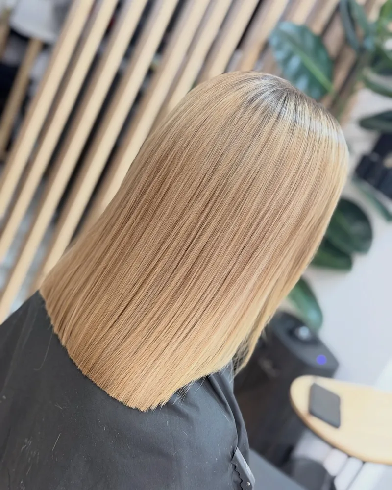 Złoty blond, proste cięcie do ramion