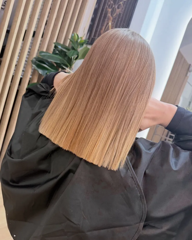 Różany blond, proste cięcie poniżej ramion