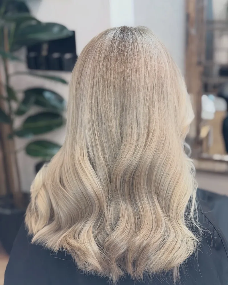 Popielaty blond z falami