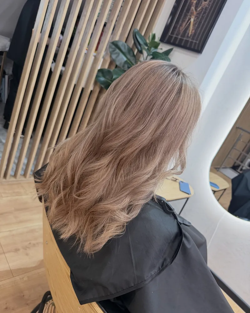 Różany blond z falami, w tle dębowe lamele